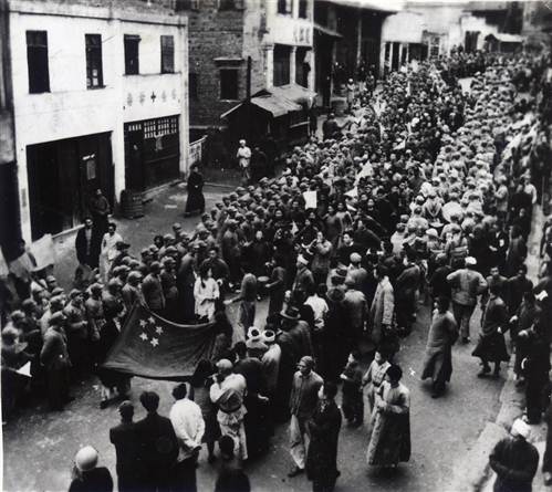 1949年12月8日，群众热烈欢迎中国人民解放军进入万县城区（杨家街口）.jpg