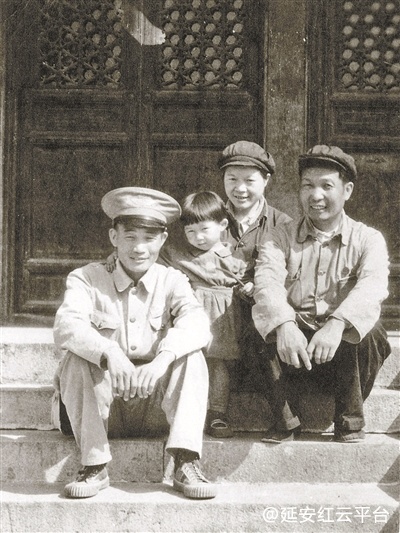 1951年王孝慈与妻子、儿子向俊安和女儿向里南于北京.jpg