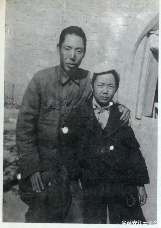 1941年初春，续范亭和续磊在杨家岭.jpg