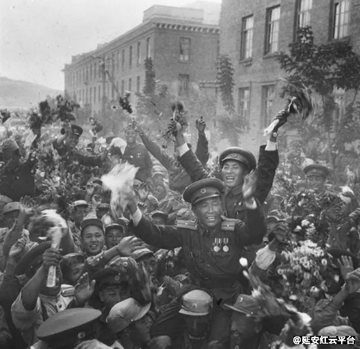 1958年，中国人民志愿军全部撤离朝鲜，朝鲜人民欢送中国人民志愿军回国的场面。图源：新华社.png