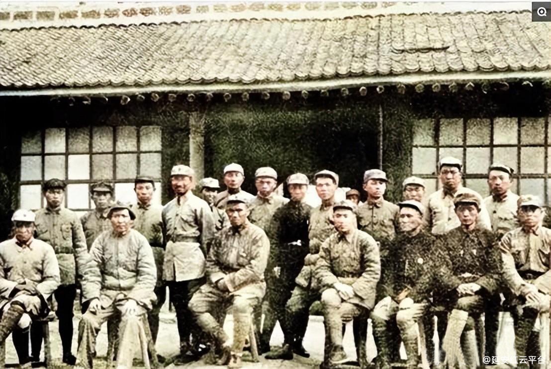 1935年，毛泽东（前排左二）与朱老总（前排左三）在陕北与参加井冈山斗争的部分人的合影。.jpg