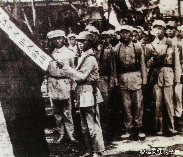 1944年张思德生前所在的中央教导大队战士合影.jpg